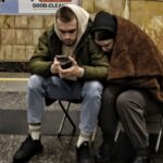 trivoga_ukrittya_metro_kiyiv_telefon__zv_yazok_osin_2024_gettyimages_2184509213_bff400e91a7946badd6797ebccd3fb2b_650x410.jpg