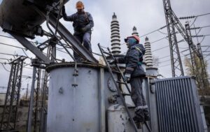 elektromerezhi_poshkodzhennya_remont_naslidki_obstrilu_nemae_svitla__gettyimages_1244494550_41db5f19d4b1652bf223266a3c2aa75d_650x410.jpg