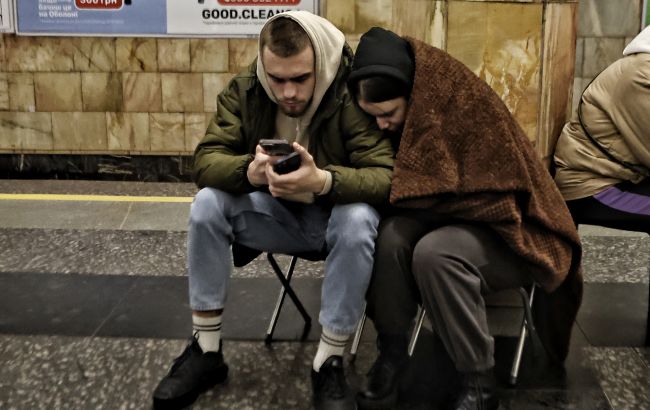 trivoga_ukrittya_metro_kiyiv_telefon__zv_yazok_osin_2024_gettyimages_2184509213__1__99a0374c77abc278e4680869ba0e894a_650x410.jpg