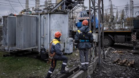 elektromerezhi_poshkodzhennya_remont_naslidki_obstrilu_nemae_svitla__gettyimages_1244494995_168aa835d78f695843ea6281f594aab9_480x270