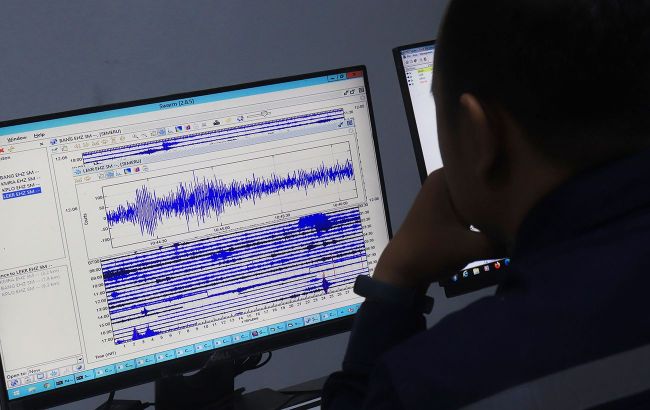 monitori_sini_shkali_lyudina_spinoyu_chastkovo_gettyimages_1237064232_685830c921fd1175328e84276990d6ed_1300x820_305944007a3f67911151d33cfbccd1d4_650x410