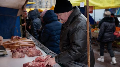 rinok_m_yaso_pensioner_ekonomiya_gettyimages_1445720144__1__739049cc12717475b6e17992a94d6fd6_480x270