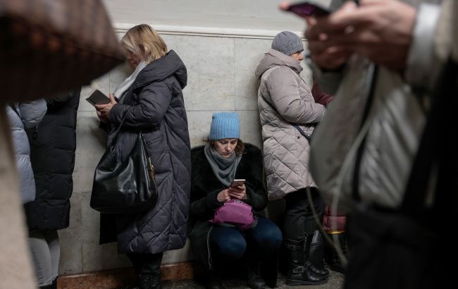 trivoga_spovishchennya_telefon_smartfon_ukrittya_shovishche_metro_kiyiv_lyudigettyimages_1446918099_1c46caf82149a94bfdf4d017c6f5cb19_650x410